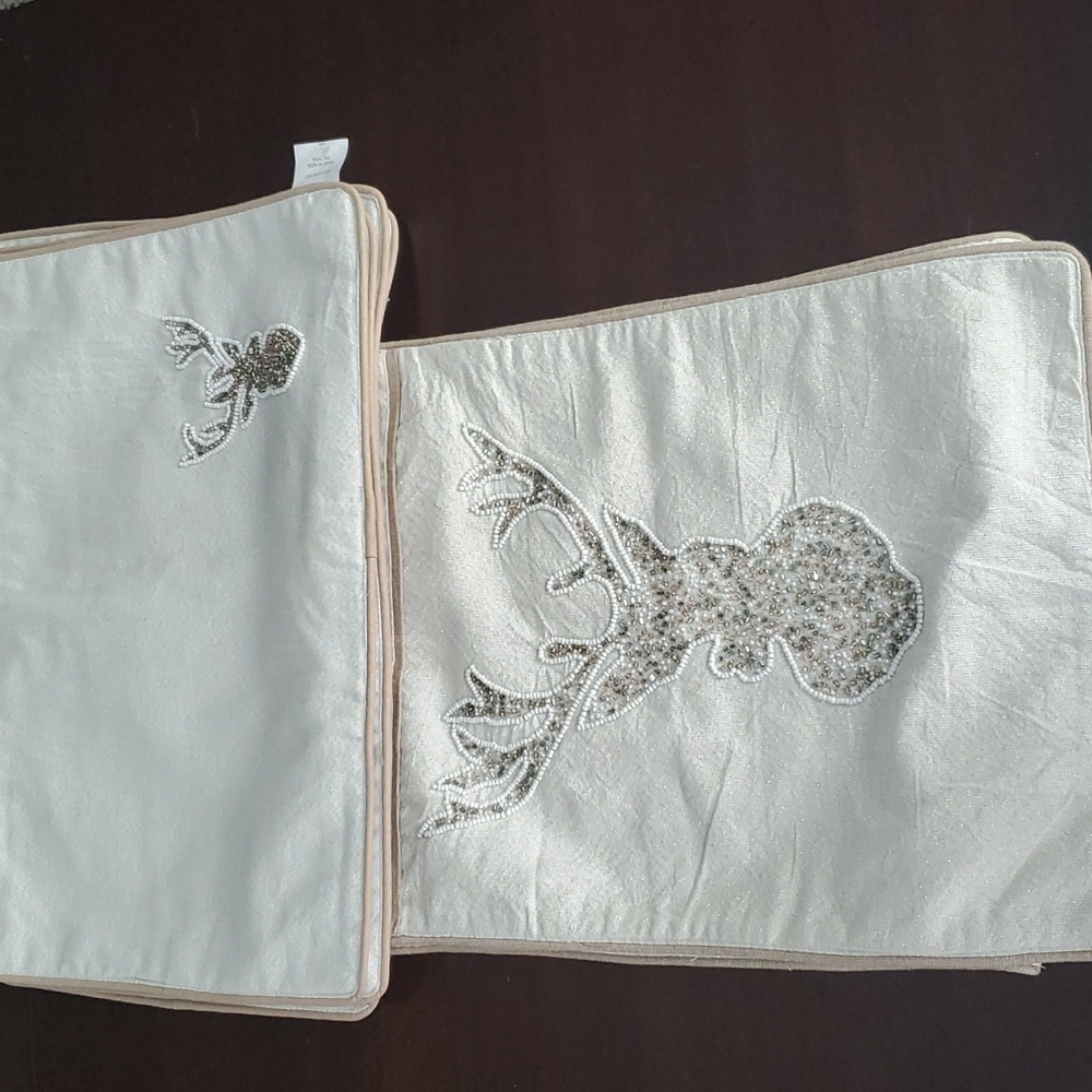Holiday runner and 4 placemats.